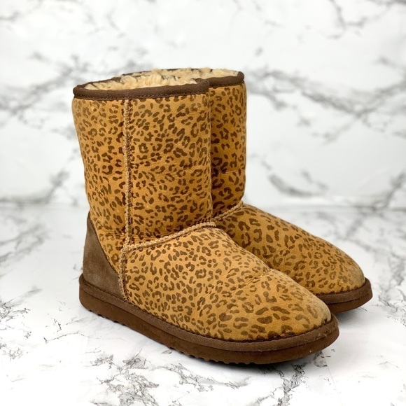 UGG Classic Short Animal Print - Picture 9 of 10